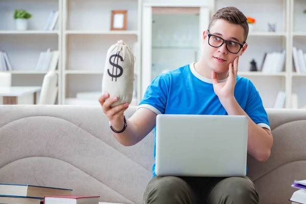 Estudiante joven preparándose para los exámenes que estudian en casa en un sofá — Foto de Stock