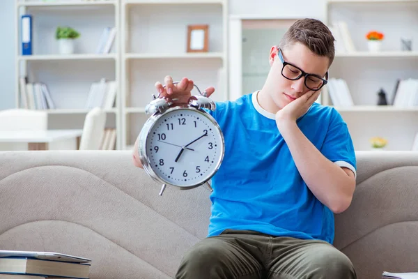 Giovane studente che si prepara per gli esami studiando a casa su un divano — Foto Stock