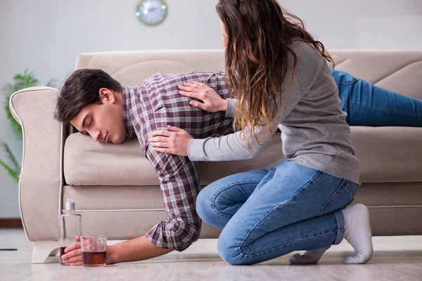 Beber problema bêbado marido homem em um conceito de família jovem — Fotografia de Stock