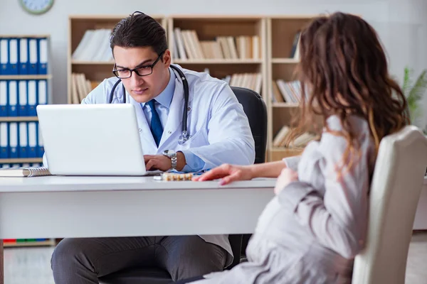 Hamile kadın muayene için doktoru ziyaret ediyor.