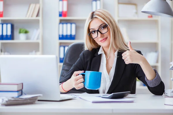 Bizneswoman pracuje na laptopie w biurze — Zdjęcie stockowe