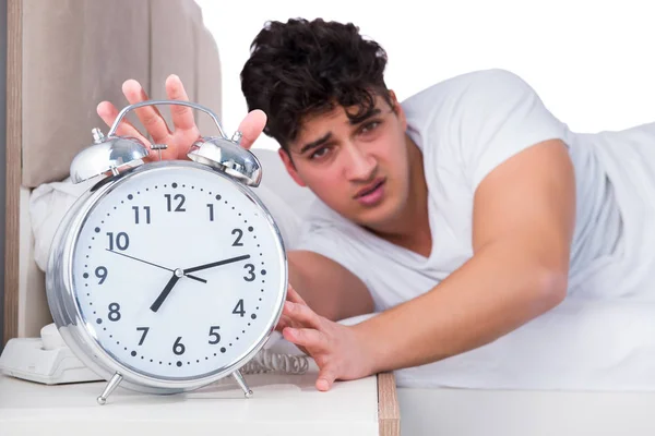 Man in bed die lijdt aan slapeloosheid — Stockfoto