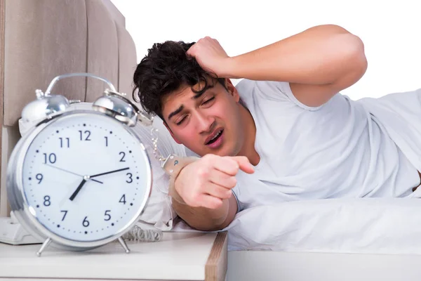 Mann im Bett leidet an Schlaflosigkeit — Stockfoto
