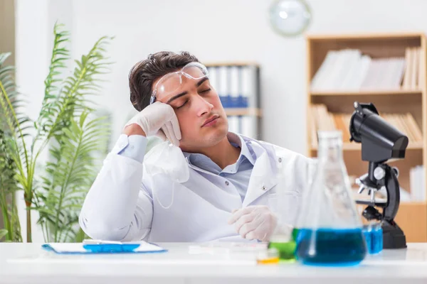 Médico varón que trabaja en el laboratorio con la vacuna contra el virus — Foto de Stock