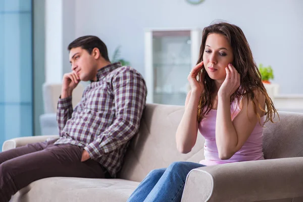 Familia joven en concepto de relación rota — Foto de Stock