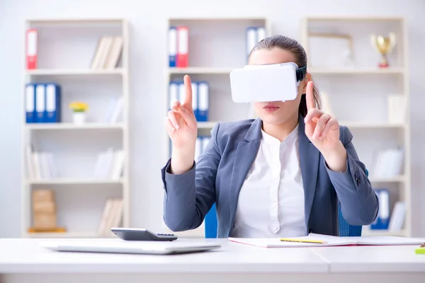 Geschäftsfrau mit Virtual-Reality-Brille im Büro — Stockfoto