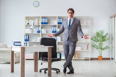 İş adamı işte ara verirken eğleniyor.