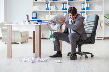 Ofiste çalışan kızgın işadamı kovuldu.