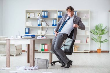 İş adamı işte ara verirken eğleniyor.