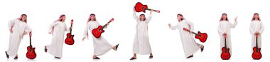Arap adam beyaz izole gitar çalmak