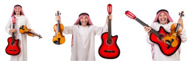 Keman ve gitar üzerinde beyaz izole Arap müzisyen