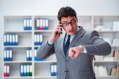 Ofiste çalışan genç bir işadamı.