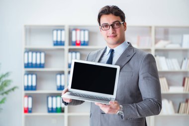 Ofiste çalışan genç bir işadamı.