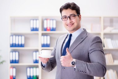 Ofiste çalışan genç bir işadamı.