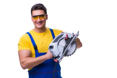 Daire üzerinde beyaz izole testere ile tulum giyen marangoz