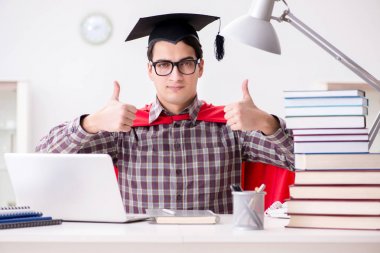 Havan topu takan süper kahraman öğrenci sınavlara çalışıyor.