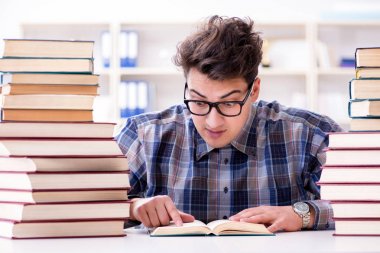 İnek öğrenci üniversite sınavlarına hazırlanıyor.