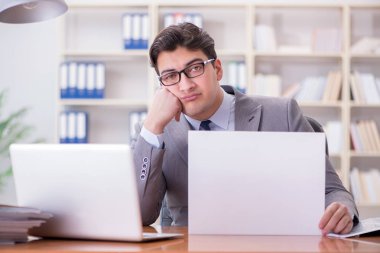 Ofisteki işadamı elinde boş bir mesaj panosu tutuyor.