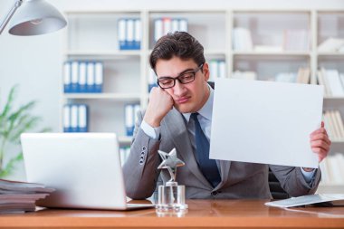 Ofisteki işadamı elinde boş bir mesaj panosu tutuyor.