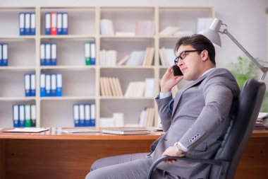 Ofiste çalışan genç bir işadamı.