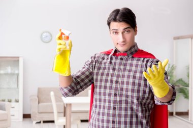 Süper kahraman temizlikçi ev işi yapıyor.