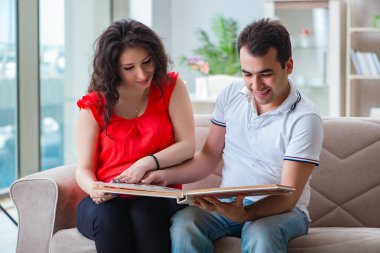 Bir bebek bekleyen genç çift.