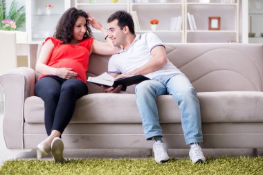 Bir bebek bekleyen genç çift.