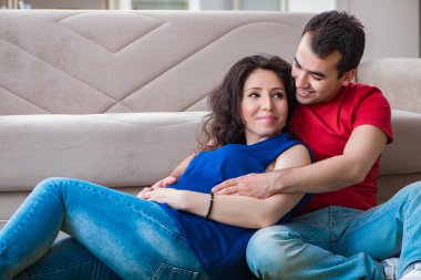 Bir bebek bekleyen genç çift.