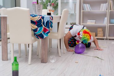 Sarhoş palyaço evde parti veriyor.