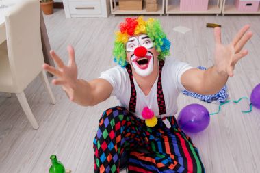 Sarhoş palyaço evde parti veriyor.