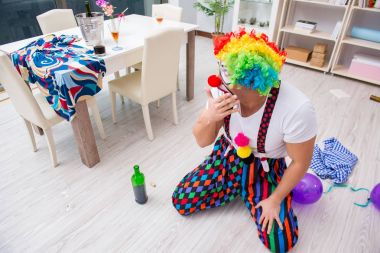 Sarhoş palyaço evde parti veriyor.