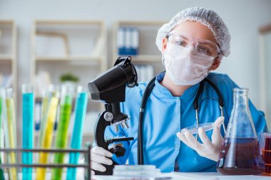 Laboratuvarda deneyler yapan kadın bilim adamı.