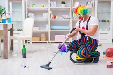 Komik palyaço evde temizlik yapıyor.