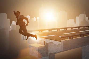 Bozuk köprüyle belirsizlik konsepti içinde iş adamı