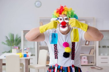 Komik palyaço evde temizlik yapıyor.