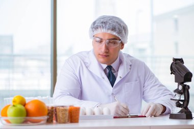 Besin uzmanı gıda ürünlerini laboratuarda test ediyor.