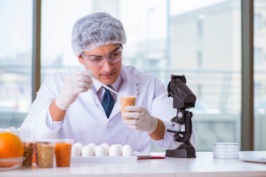 Besin uzmanı gıda ürünlerini laboratuarda test ediyor.