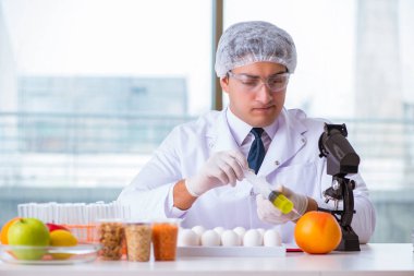 Besin uzmanı gıda ürünlerini laboratuarda test ediyor.