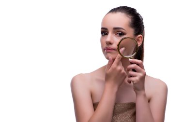 Büyüteç kırışıklıkları olan güzellik anlayışı olan bir kadın.