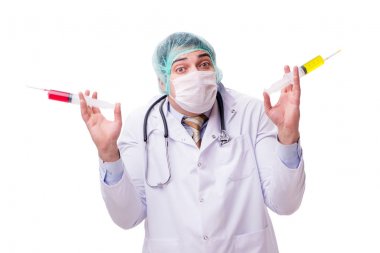 Beyaz şırıngalı komik doktor.