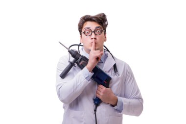 Beyaz izole matkap ile komik doktor