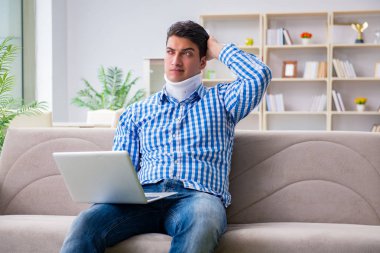 Evden çalışan boyunluk takan serbest çalışan bir adam.