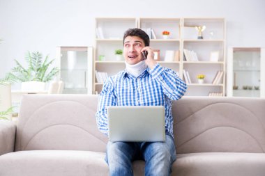 Evden çalışan boyunluk takan serbest çalışan bir adam.