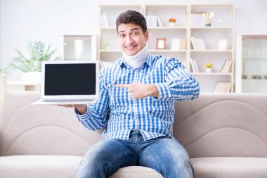 Evden çalışan boyunluk takan serbest çalışan bir adam.