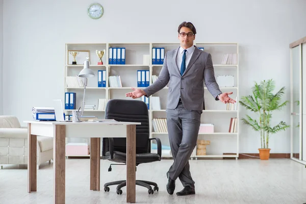 İş adamı işte ara verirken eğleniyor.