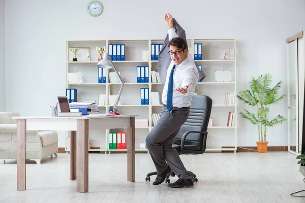 İş adamı işte ara verirken eğleniyor.