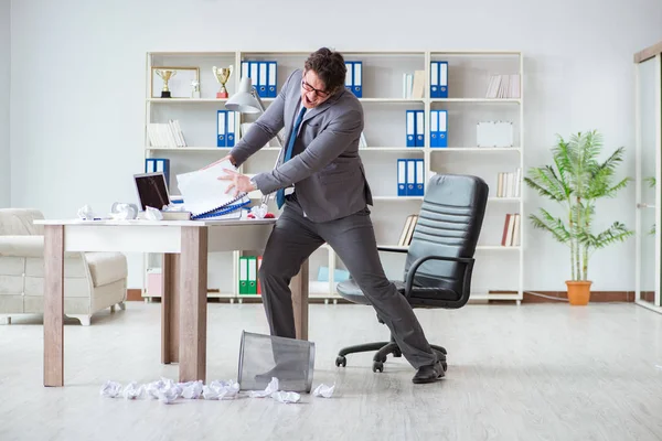 怒っているビジネスマンはオフィスで働いてショックを受けた解雇 — ストック写真