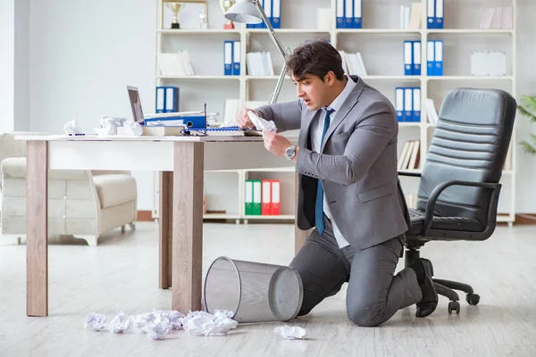 Empresario enojado sorprendido trabajando en la oficina despedido despedido —  Fotos de Stock