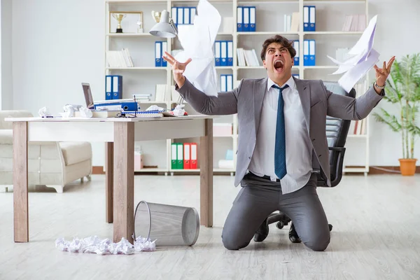 Homem de negócios irritado chocado trabalhando no escritório demitido — Fotografia de Stock