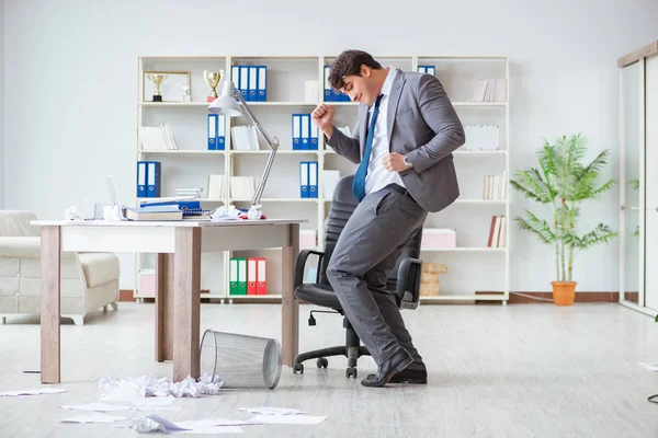 İş adamı işte ara verirken eğleniyor.